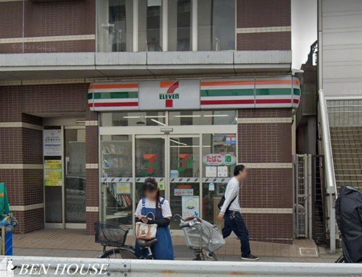 コンビニ セブンイレブン横浜反町駅前店 徒歩1分。時間がない時にさっと寄れて便利なコンビニ。