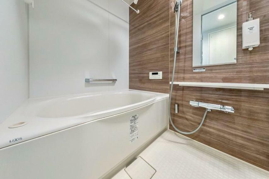 浴室 木目のアクセントパネルが採用された落ち着きのあるバスルーム。バスタイムに癒しを与えます。