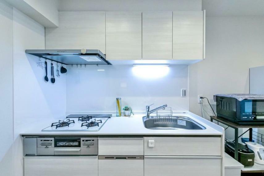 キッチン ホワイトの人造大理石天板のシステムキッチン。より効率的にお料理できるキッチンです。