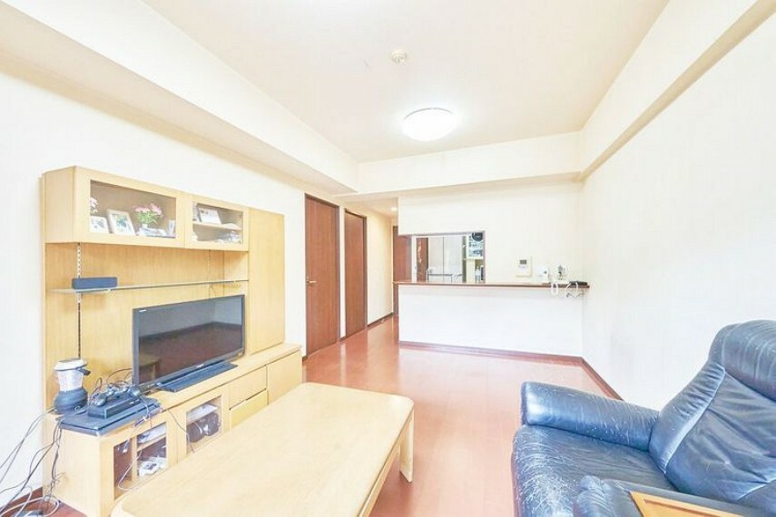 居間・リビング 【LDK】家具の様な木目調の面材がお部屋に馴染み、心地よい空間を演出します。
