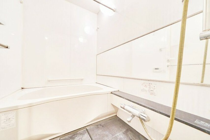 【浴室】白を基調とした清潔感のある浴室です。浴室換気乾燥暖房機・お湯張り・追い炊き機能付き