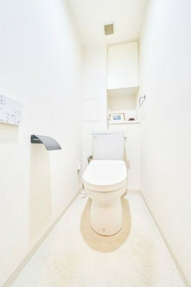 【トイレ】トイレは清潔感があります。温水洗浄便座付きでリモコン操作が容易です。