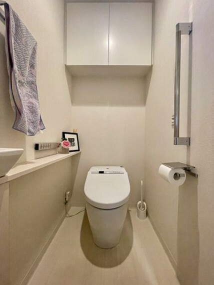 トイレ トイレは、サイドカウンター、上部に棚がついているタイプ。ちょっとしたディスプレイスペースとしても良いですね