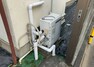 発電・温水設備 省エネ給湯器とは従来型の給湯器より熱効率が高く、少ない燃料でたくさんのお湯を沸かすことが出来る高効率な給湯器のことを指します。また、省エネ給湯器には種類があり、利便性や効果なども様々です。