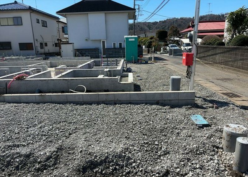 現況写真 住宅用の土地では前面道路に2m以上接していなければならないと法律で定められています。しかし、お持ちの車のサイズやライフスタイルなどにより、2mでは利便が悪い場合もございますので、事前に確認しましょう。