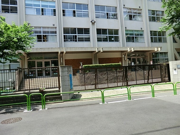 小学校 日本の頂点に君臨する名門小学校。全国屈指の才子、才女が集うと評判です。