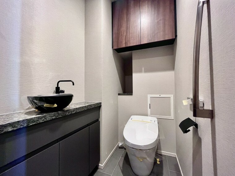 トイレ 手洗いカウンター下に収納、上部棚付きのオシャレで清潔なトイレです！