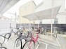 駐輪場 広さがしっかり確保された、敷地内駐輪場。近くの駅まで少し距離は有りますが、住まう方々に不便を感じさせないような、本邸宅の建築士の配慮が垣間見えます。