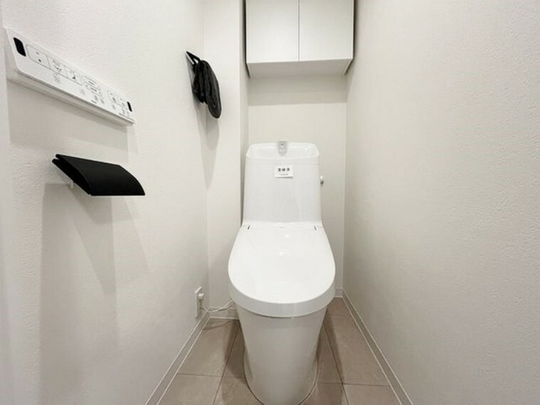 トイレ 優しい色合いの空間。シャープでシンプルなデザインに。