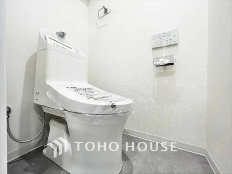 トイレ 【toilet】トイレットペーパーの使用回数を減らせることです。 シャワートイレを使用すれば、洗浄して汚れを落とすことができるため、トイレットペーパーの使用を最小限にとどめることができます。