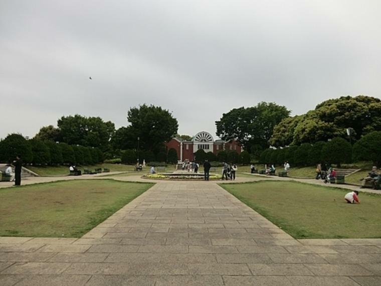 公園 港の見える丘公園 横浜港を見下ろす小高い丘にある公園。イギリス館を背景に英国風の庭があり、四季を通していろいろなバラや草花が咲き競います。