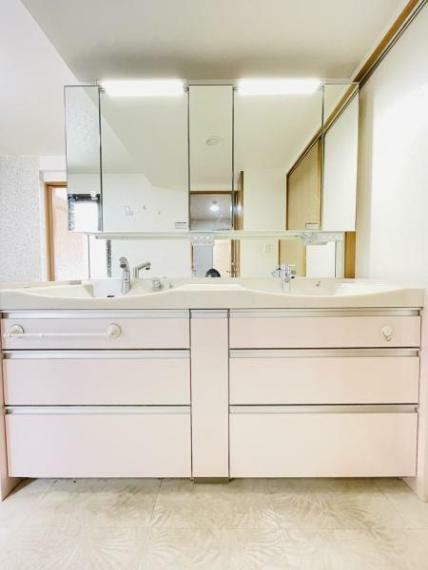 洗面化粧台 2ボウルタイプのオシャレな洗面化粧台。 ストレスフリーの広さの洗面所。