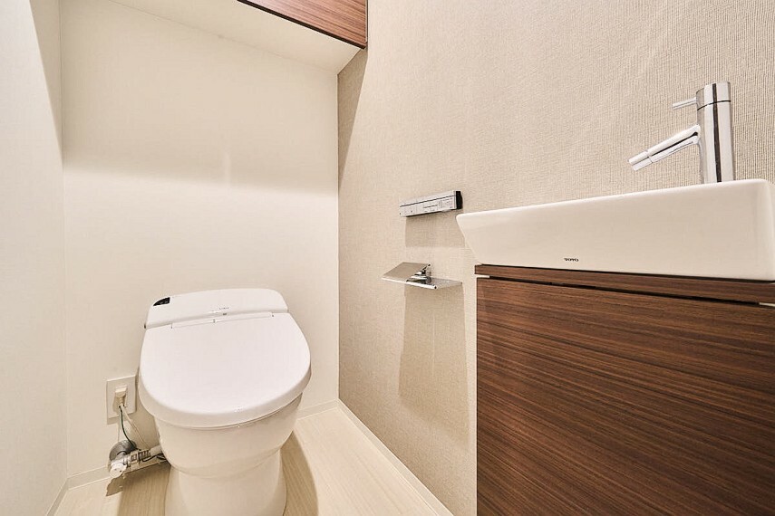 タンクレスシャワートイレ、手洗いカウンターが付いているため来客の際にも便利です。