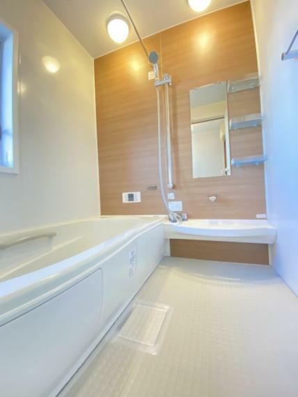 浴室 一日の疲れを癒すバスルームは、心地よいリラックスを叶える清潔感溢れる美しい空間です。上質が感じられるカラーリングで、清潔な空間美を実現しています。