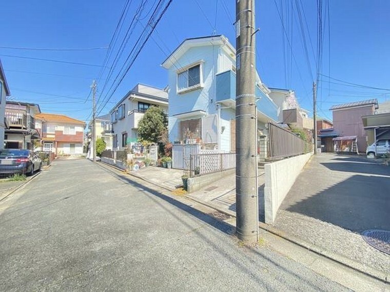 現況写真 近隣は静かで閑静な住宅地。お子様とのんびりお散歩も楽しめます。