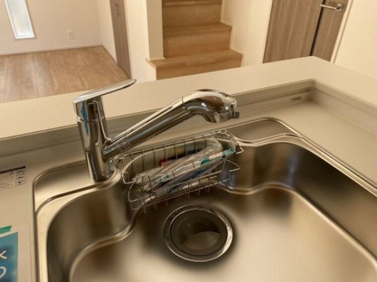 キッチン 浄水器一体型水栓。ハンドシャワー水栓ですので、シンクの隅々まできれいに洗えます。