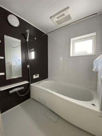 浴室 1坪タイプのゆったり浴槽。足がしっかりと伸ばせる快適な空間。換気暖房乾燥機は、24時間換気・暖房・乾燥（衣類）・涼風が使え、とても便利です。