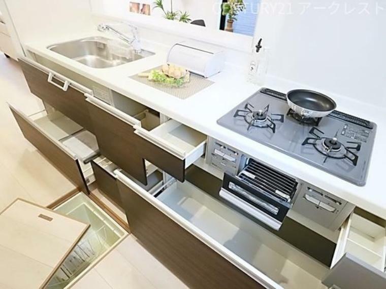 キッチン 引出し式で使いやすく収納力あるシステムキッチンです。整理しやすくお料理中でもすぐにお鍋や調理器具を出して使うことができます。