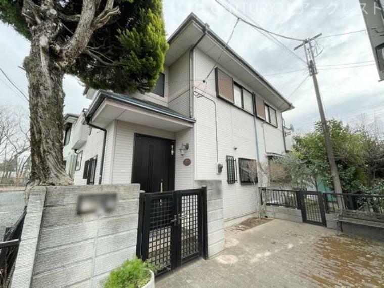 外観写真 約40坪の5LDKのお住まいです。勾配天井のリビングは17.5帖ありまあす！