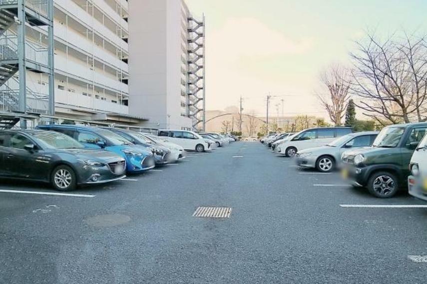 敷地内駐車場 広々した平面駐車場です。機械式ではないのでお出かけしたい時にすぐにお車をだすことができます