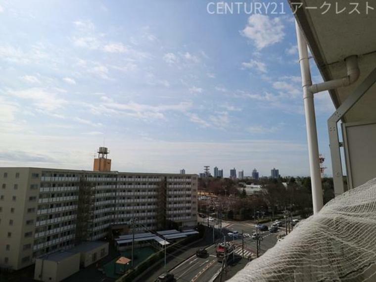 眺望 バルコニーからの眺望です。お天気の良い日には青空が広がります。
