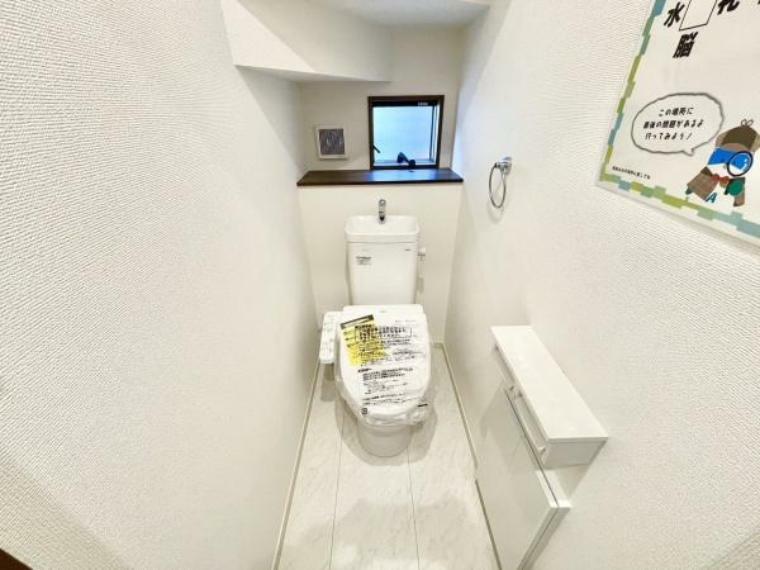 トイレ ■■Toilet■■ 清潔な空間を保ちたいトイレはオフホワイトでまとめました。毎日使う場所だからこそお手入れも楽々にできる機能が搭載されております。汚れが付着しにくい便器はお掃除も楽々です。