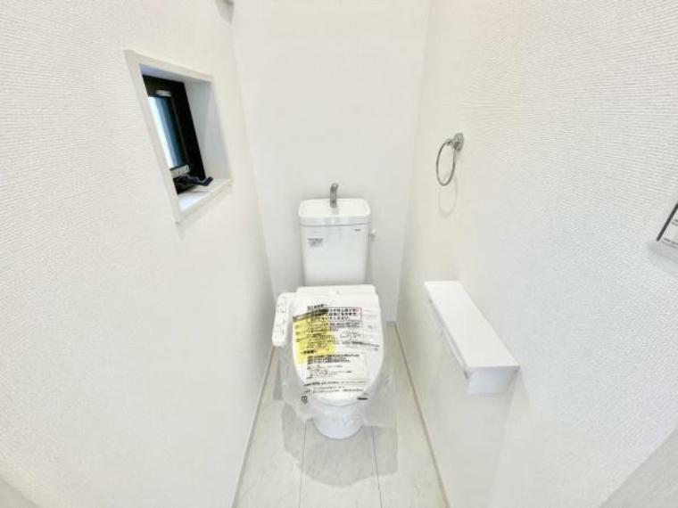 トイレ ■■Toilet■■ 清潔な空間を保ちたいトイレはオフホワイトでまとめました。毎日使う場所だからこそお手入れも楽々にできる機能が搭載されております。汚れが付着しにくい便器はお掃除も楽々です。