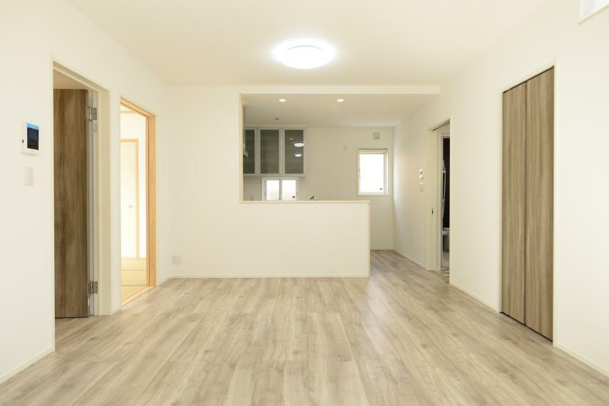 居間・リビング 《リビング》建物の性能と敷地の特性を活かした最適な配置により、明るく開放的な空間になっています。