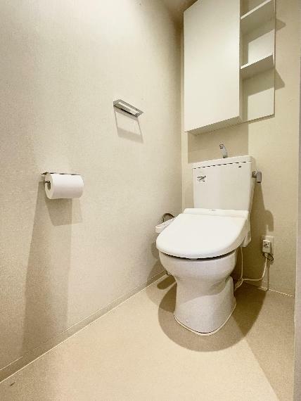 トイレ トイレットペーパーや掃除用具をすっきり収納できる吊戸棚付き