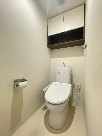 トイレ 上部吊戸棚付きのため掃除用具やトイレットペーパーをすっきり収納できます