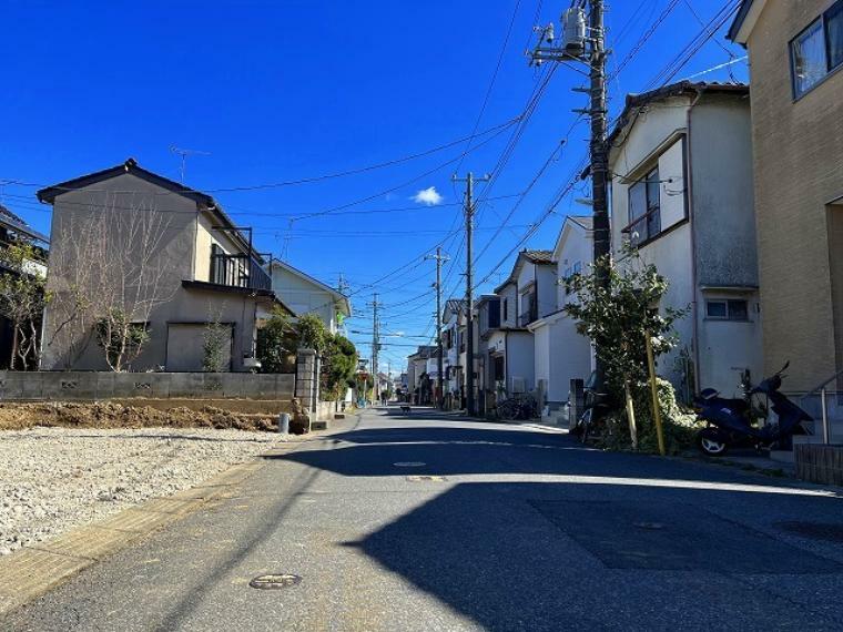 現況写真 駐車が苦手な方にも嬉しい、前面6m道路に面した住まい。