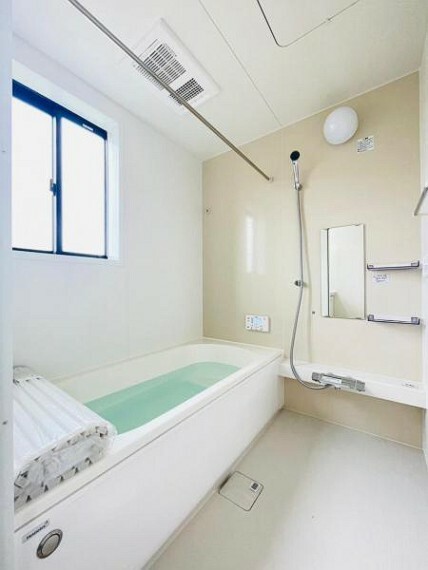 浴室 【浴室】浴室暖房乾燥機付きのバスルームは保温性に優れ浴槽内はベンチ付きなので半身浴や親子一緒に入浴が楽しめます！