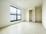 寝室 【2階洋室】洋室は白が基調のシンプルなデザインなので、インテリアを配置して自分の好きな空間を作る楽しみが広がります。