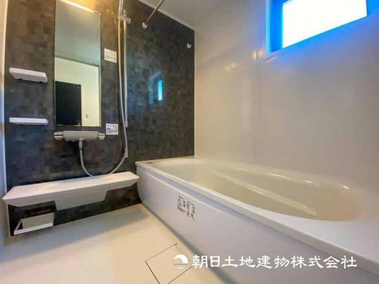 浴室 【浴室】近年のシステムバスは浴室で厄介な水垢や排水溝等お掃除が楽になるよう配慮されています