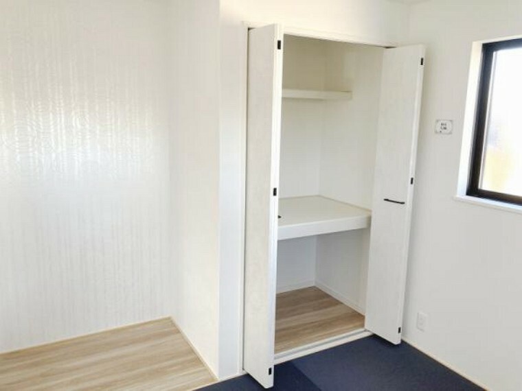 寝室 和室5.2帖　全室に収納スペースがあり便利ですね！