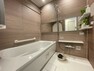 浴室 清潔感のあるワイドな洗面台は収納力もあり、いつでもすっきりとした洗面室に。