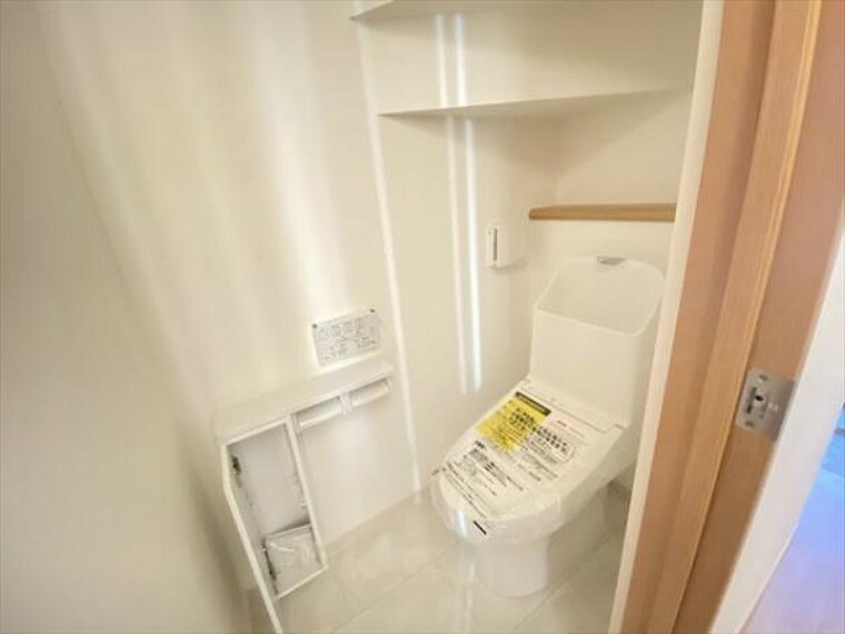 シャワートイレを標準装備。操作パネルで、洗浄機能や温度設定などもラクラク設定できます。