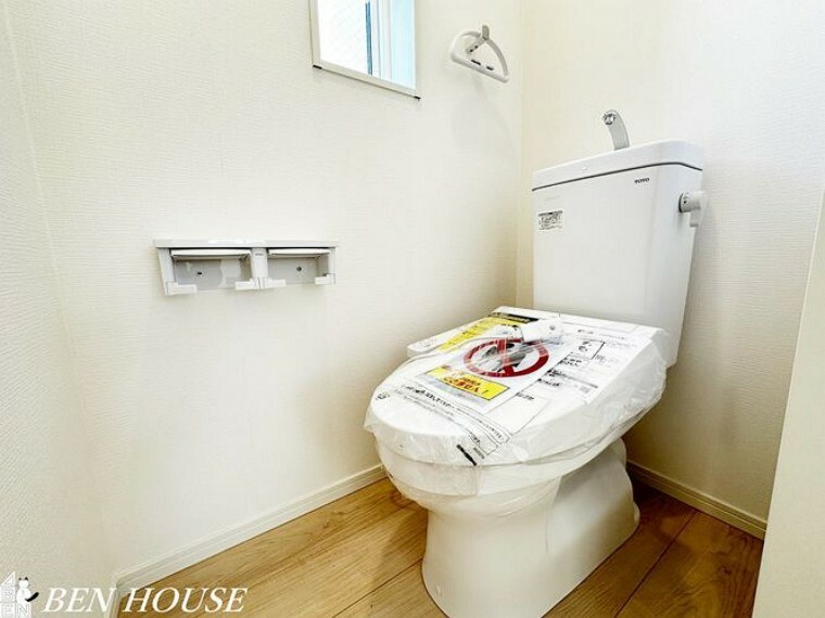 トイレ トイレ・抗菌仕様の温水洗浄便座付きトイレ。使用後も清潔に保つことができます。各階にあるので、慌ただしい時間帯も安心です。