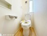 トイレ トイレ・抗菌仕様の温水洗浄便座付きトイレ。使用後も清潔に保つことができます。各階にあるので、慌ただしい時間帯も安心です。