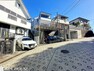 現況写真 前面道路含む外観・周辺は落ち着いた雰囲気の住宅地です。小さなお子様がいるご家庭も安心ですね。