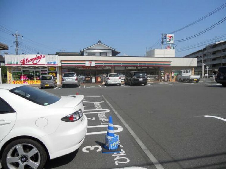 コンビニ セブンイレブン横浜二俣川2丁目店923m