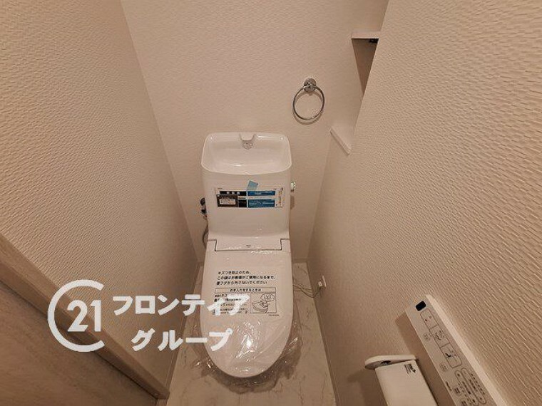 トイレ 念願のマイホーム購入をお手伝いいたします白を基調とした、清潔感のあるシンプルなデザインのトイレです。