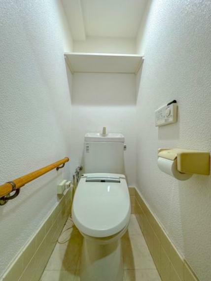 トイレの上部には収納付き。トイレットペーパー等、買い置きもしやすそうです。