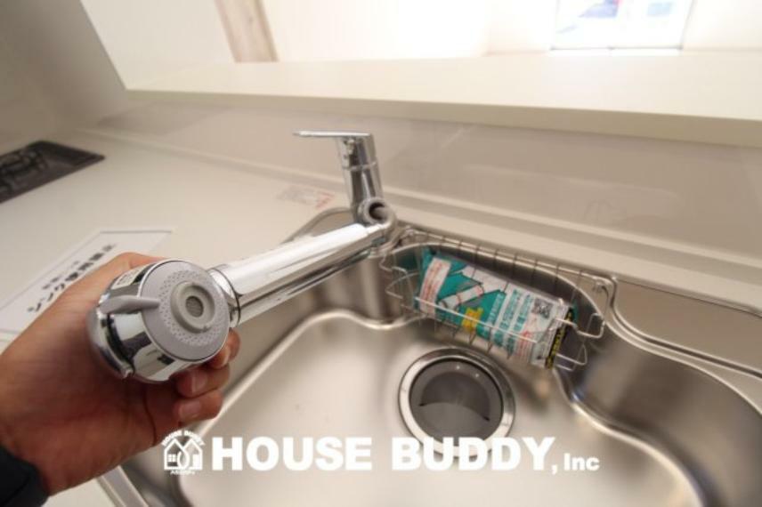 「浄水器一体型水栓」 ヘッドはシャワーや浄水・原水に切り替え可能でノズルが延びるビルトイン式浄水器水栓を採用。シャワーノズルでシンク周りもお手入れでき、見た目もスッキリです