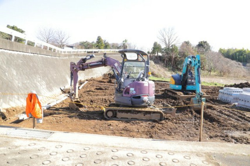 現況写真 土地の前の道路に消火栓が設置されていることがあります。この場合、道路交通法第45条第1項により、駐車禁止の場所が指定されています。そのため、車庫などの駐車スペースをつくることができない場合があります。