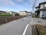 現況写真 住宅用の土地では前面道路に2m以上接していなければならないと法律で定められています。しかし、お持ちの車のサイズやライフスタイルなどにより、2mでは利便が悪い場合もございますので、事前に確認しましょう。