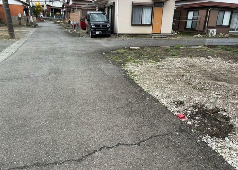 現況写真 住宅用の土地では前面道路に2m以上接していなければならないと法律で定められています。しかし、お持ちの車のサイズやライフスタイルなどにより、2mでは利便が悪い場合もございますので、事前に確認しましょう。