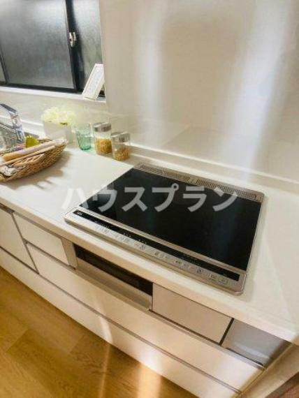 構造・工法・仕様 システムキッチンにはIHクッキングヒーターを採用 IHクッキングヒーターは、火を使わずに鍋やフライパンなどの調理器具を温めて食材を加熱する機器です。