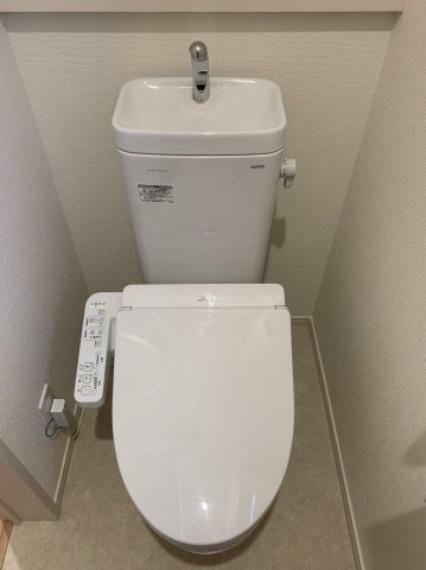 トイレ 【トイレ】 白を基調とした清潔感のあるトイレ。ウォシュレットも付いてますので快適にご使用いただけます。