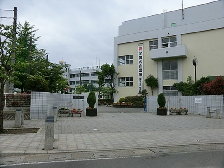 中学校 本校は、昭和53年に開校し、今年で46年目を迎えた歴史と伝統のある学校です。